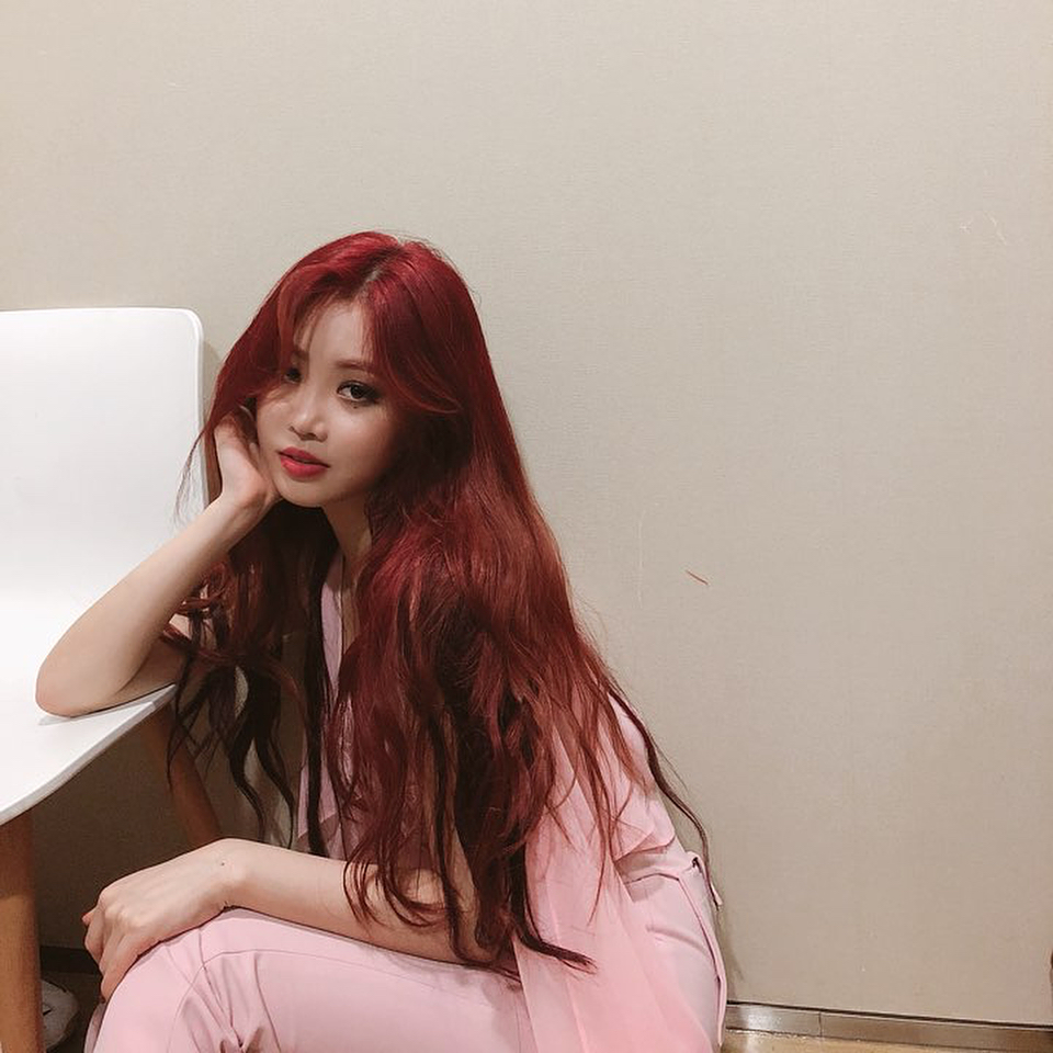 gidel成员徐穗珍一身职业装很霸气,红色头发获好评