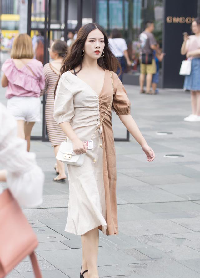 街拍:有一种美叫成熟美,美女一袭长裙,尽显性感女人的