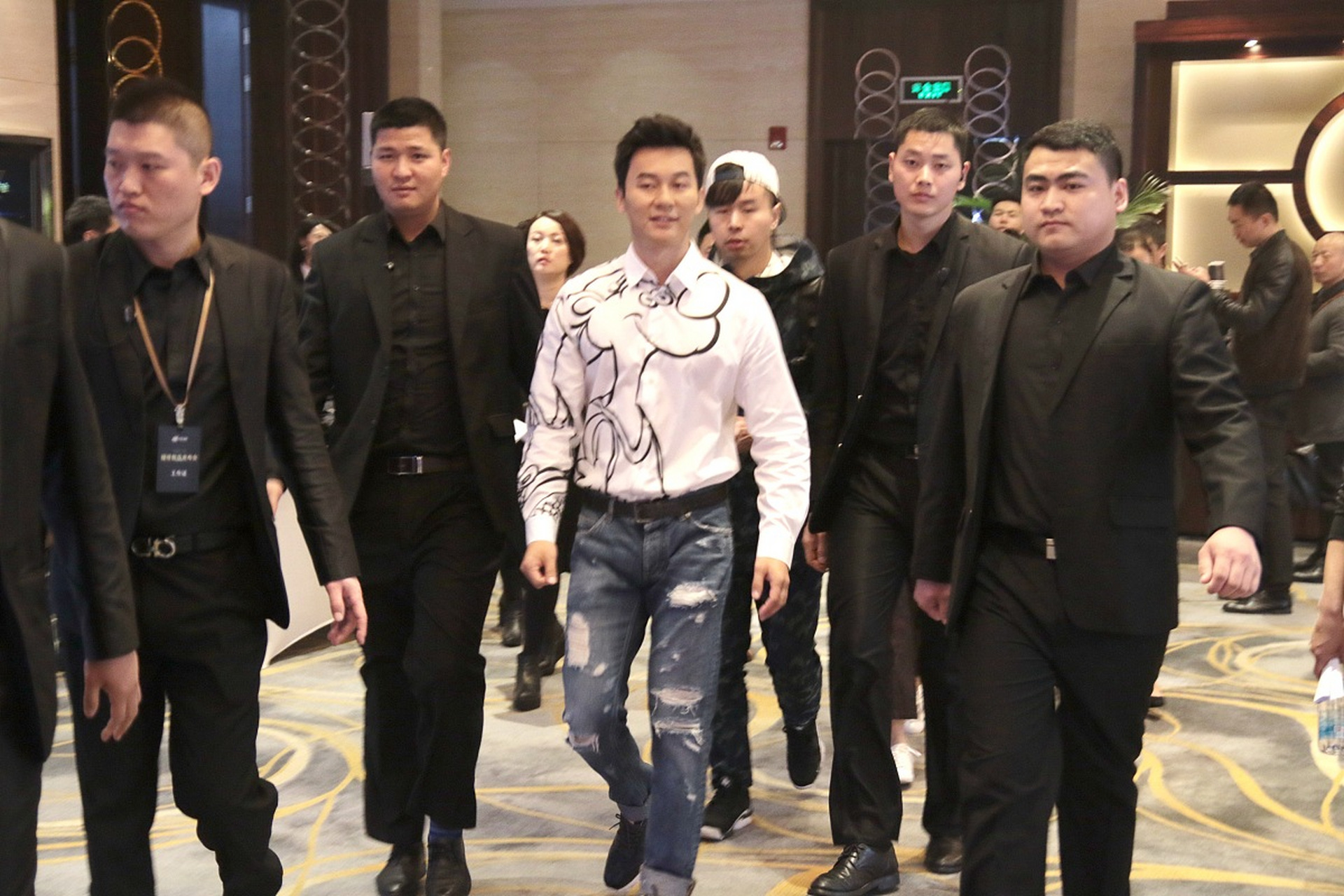 网友"善意混淆",大黑牛李晨尴尬上热搜  最近,主持人李晨在社交媒体上