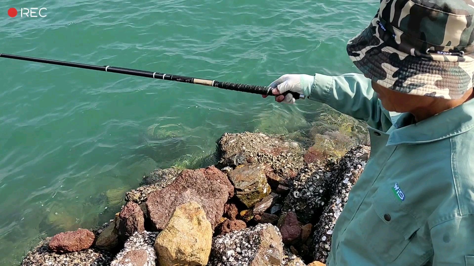 东升渔村沿海,一人独钓一片海,悠然自得实乃人生第一大快事也