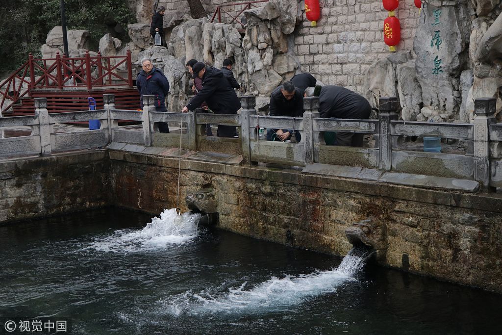 春节期间济南黑虎泉打水人络绎不绝   老大爷调侃一天都不休