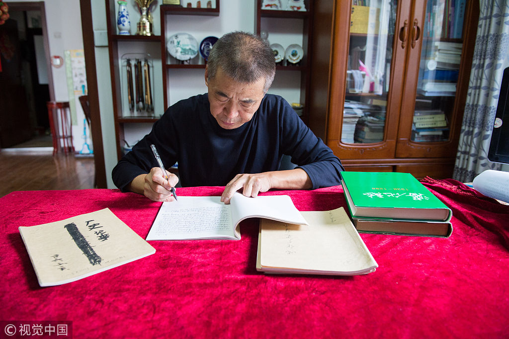 沈阳退休职工笔耕不辍续写《沈阳化工厂志》展现现代退休生活