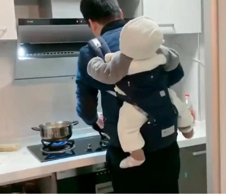 "好男人奶爸"背娃做饭走红,网友:这才是所以男人的模范