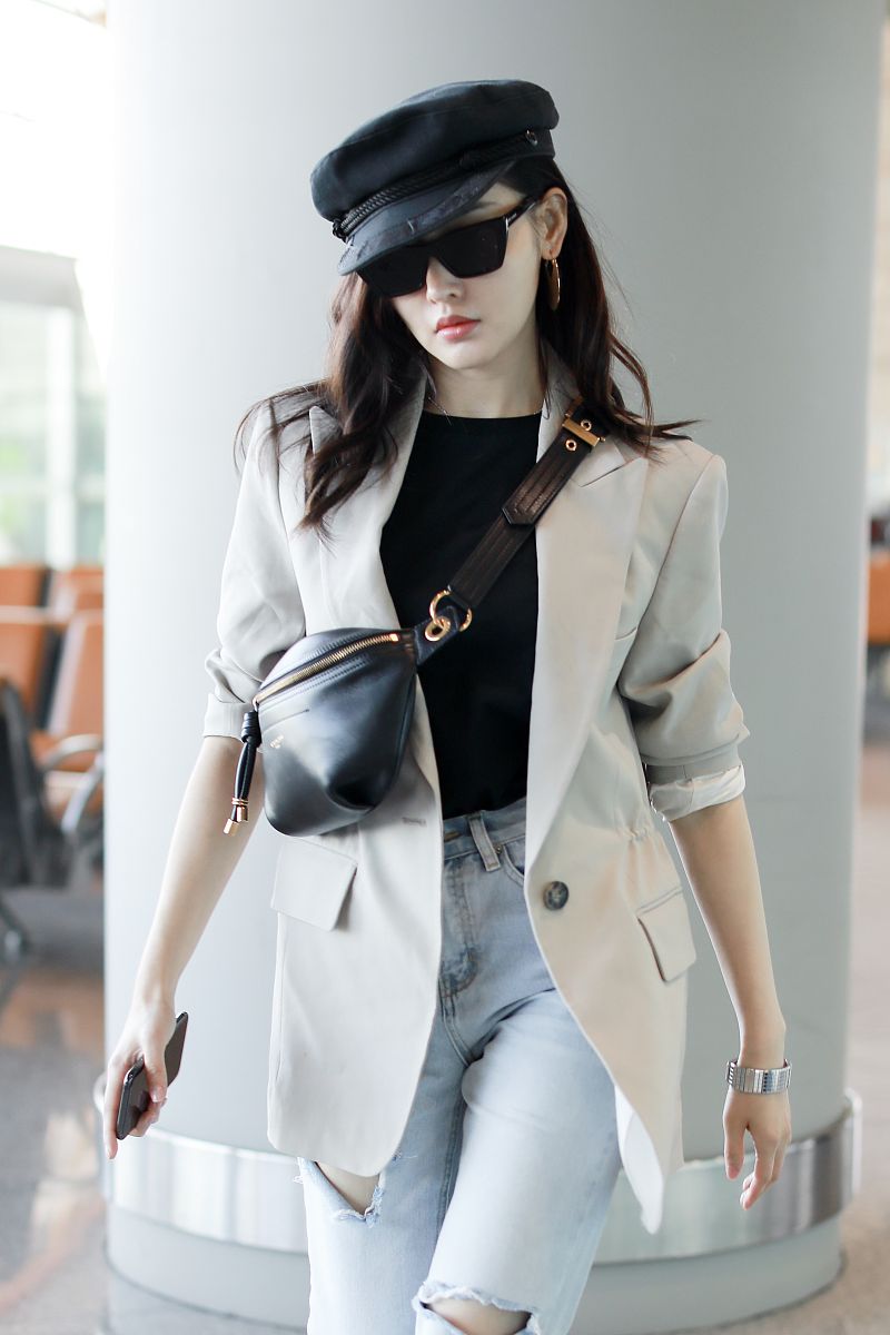 张天爱清爽穿搭气质优雅,黑色墨镜气场十足