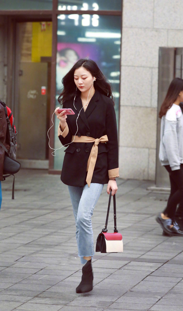 还不忘和旁边的男友交流,也是一位特别繁忙的小姐姐,全身是黑色的穿衣