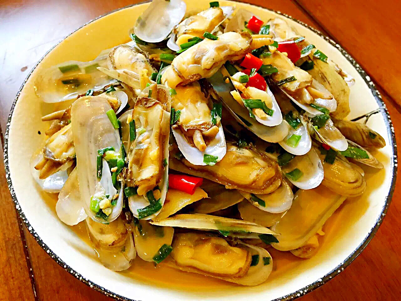 来一盘色泽诱人,咸香味美的辣炒蛏子,幸福感瞬间爆棚