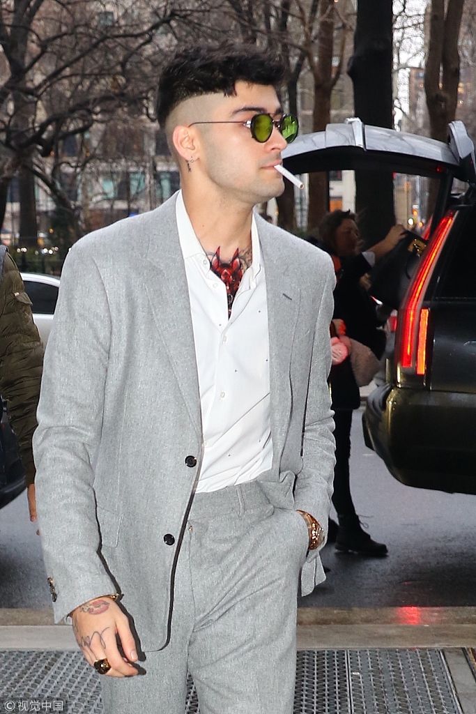 舔屏ing!"美渣"泽恩叼烟耍酷 灰色西装配"锅盖头"潮到飞起