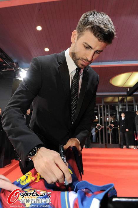 苏亚雷斯希望梅西参加国王杯次回合比赛,皮克表示反对 一大波围观网友