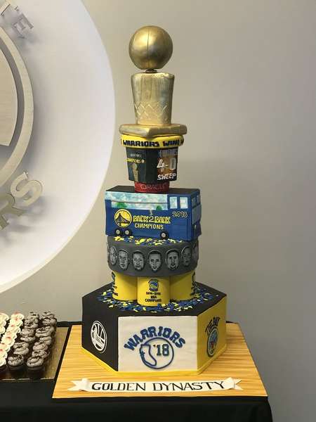 勇士官方晒出特别制作的冠军奖杯蛋糕
