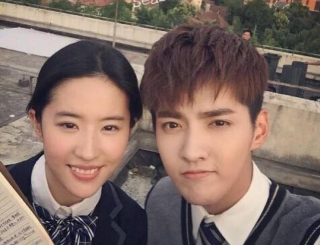 吴亦凡不管跟哪位女星合照都显得很严肃,只有跟她在一起才例外!