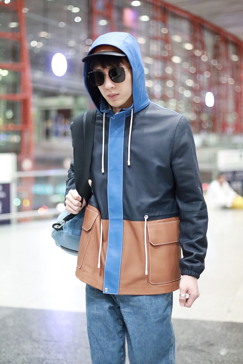 井柏然街拍:拼色夹克内搭条纹t恤 loewe旅行袋清爽有型