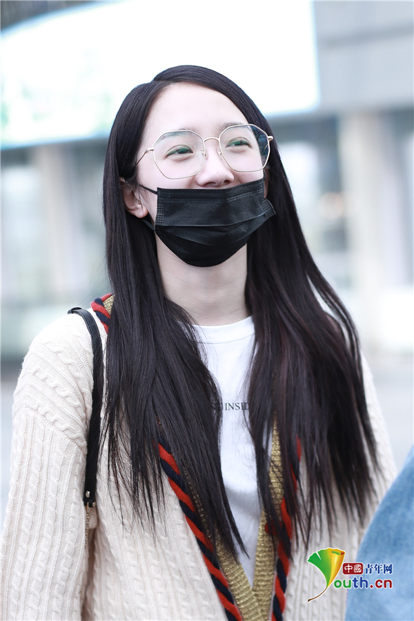 孟美岐半戴口罩疑似遮素颜 笑眼弯弯甜美可爱