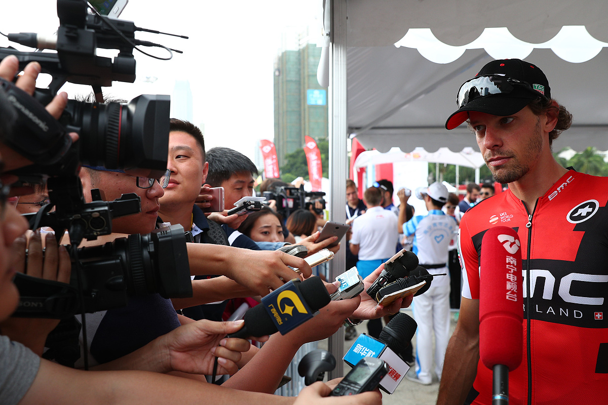 13级台风中的"追风者":绑着安全绳直播的记者,如何与"桦加沙"正面交锋