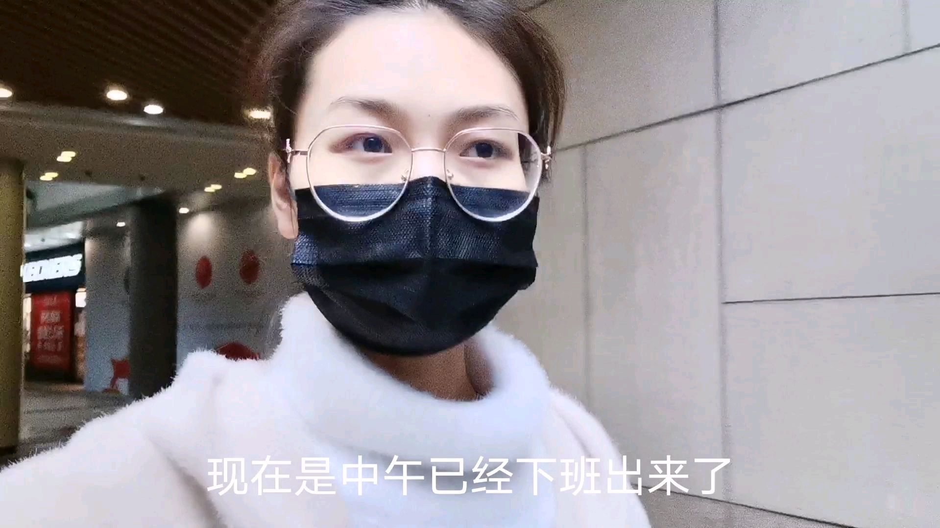 上班族中午就下班了,这是咋回事?难道只上半天班?