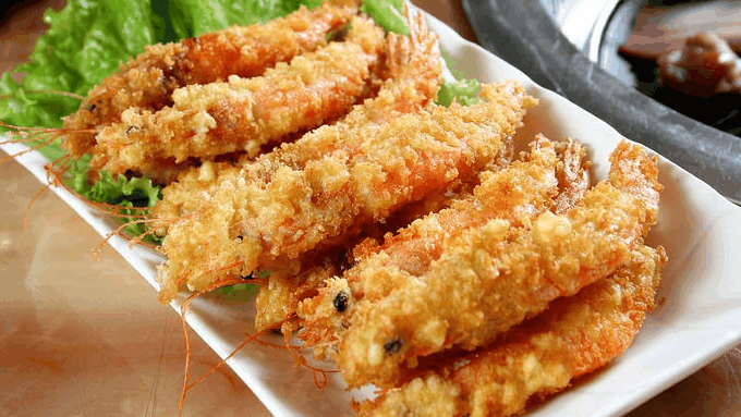 一道非常美味的韭香炸大虾就要出锅了 一起看看吧