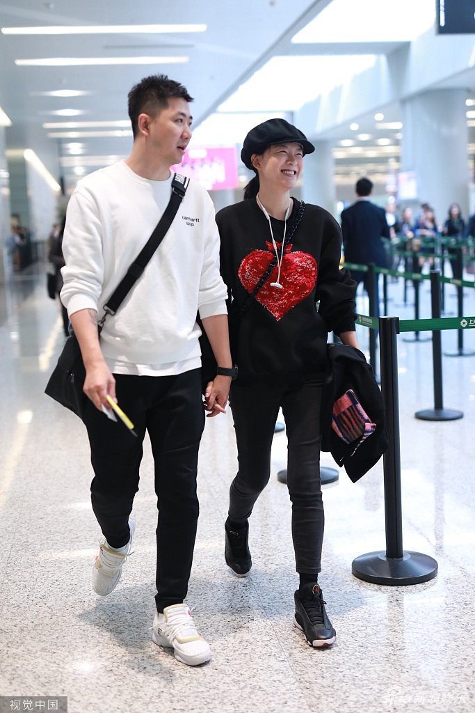 组图:李艾素颜现身面露甜笑 与老公手牵手秀恩爱狂撒狗粮