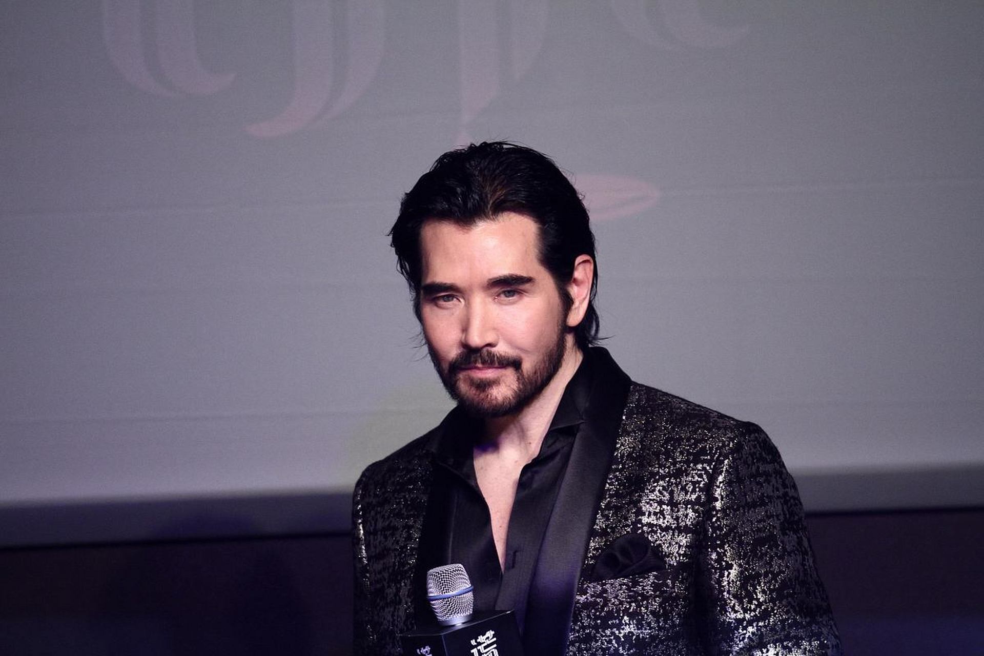 《封神》电影在成都的一场路演活动,费翔被问到关于他的美国国籍的