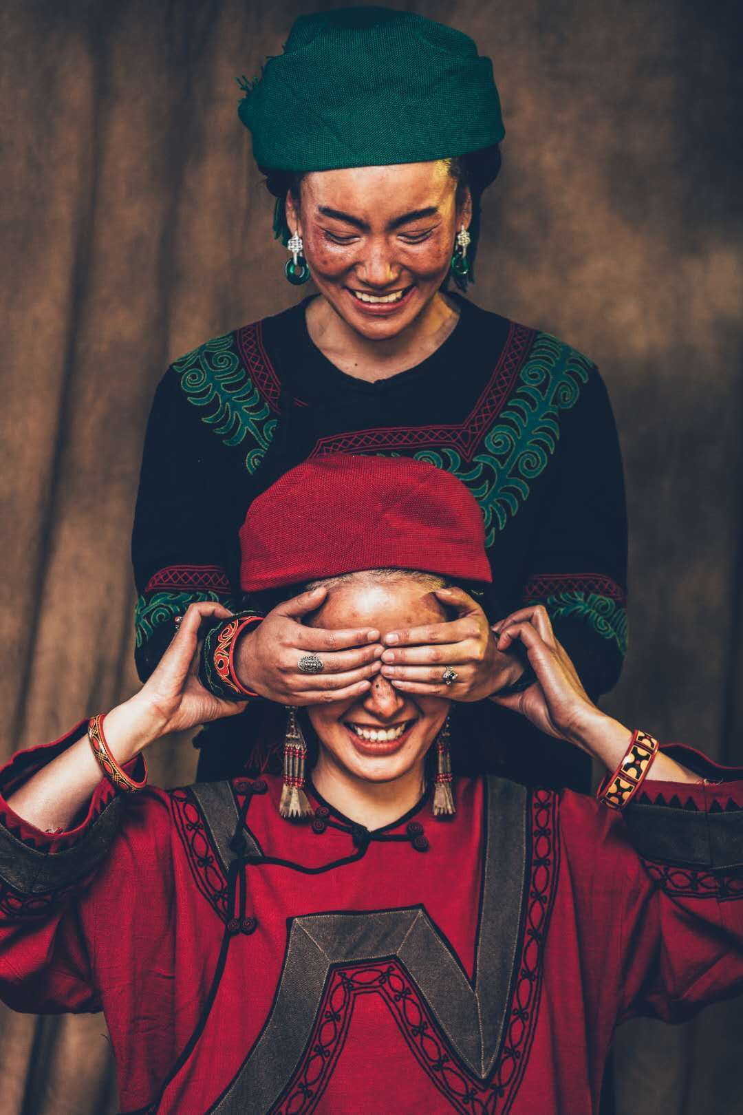 阿依洛组合穿着彝族时尚服装美图.