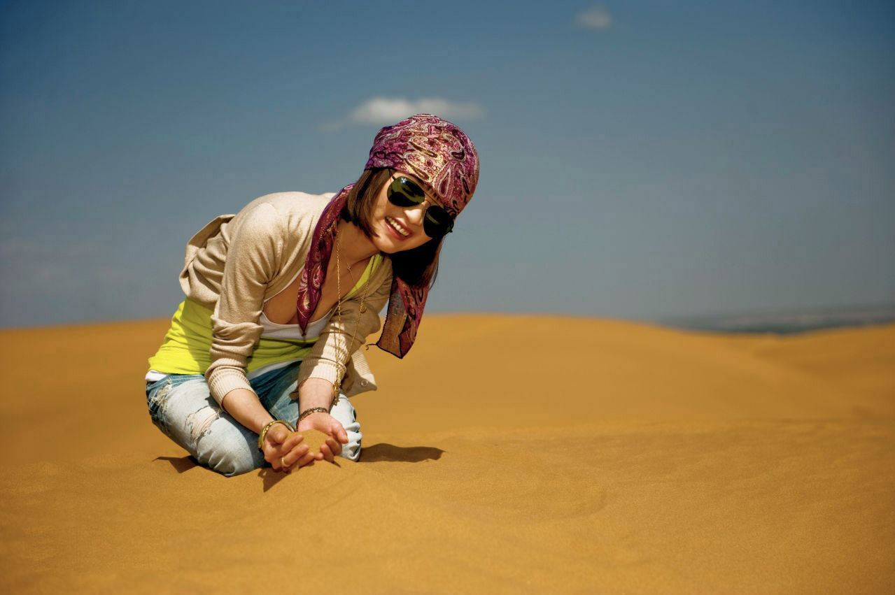 孙艺菲沙漠写真,甜美气质十足,尽显时尚女神范