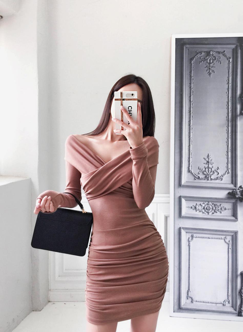 穿着收腰包臀裙的美女职员,s型身材性感养眼