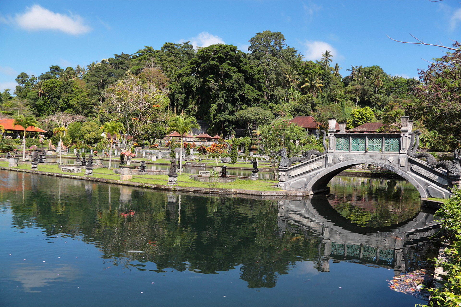 还剑湖是越南河内最著名的景点之一,以美丽的景色和丰富的文化历史