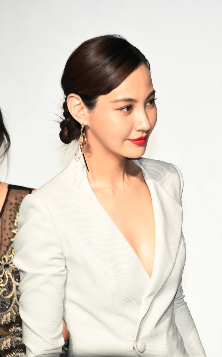 2014年,凭借出演的电影《西藏天空》获得第11届电影