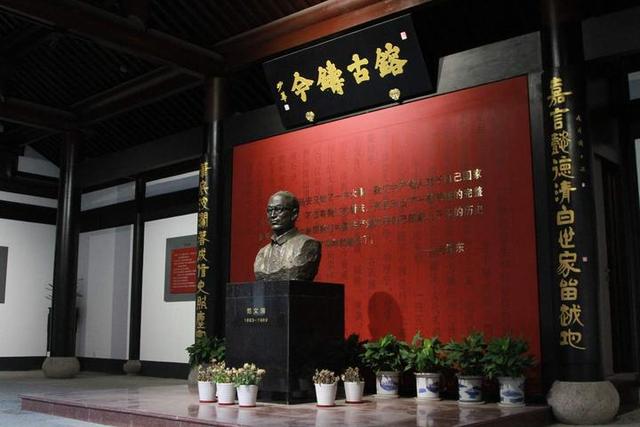 应明告诉记者,修复范文澜故居得到了领导,游客,市民和范家后人的一致