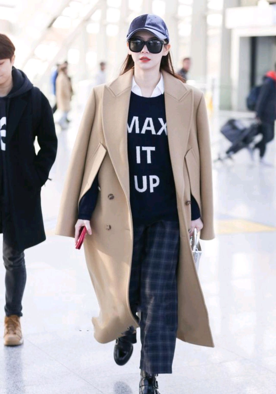 中年妇女不要老是穿打底裤配羽绒服跟戚薇学穿搭时尚又保暖