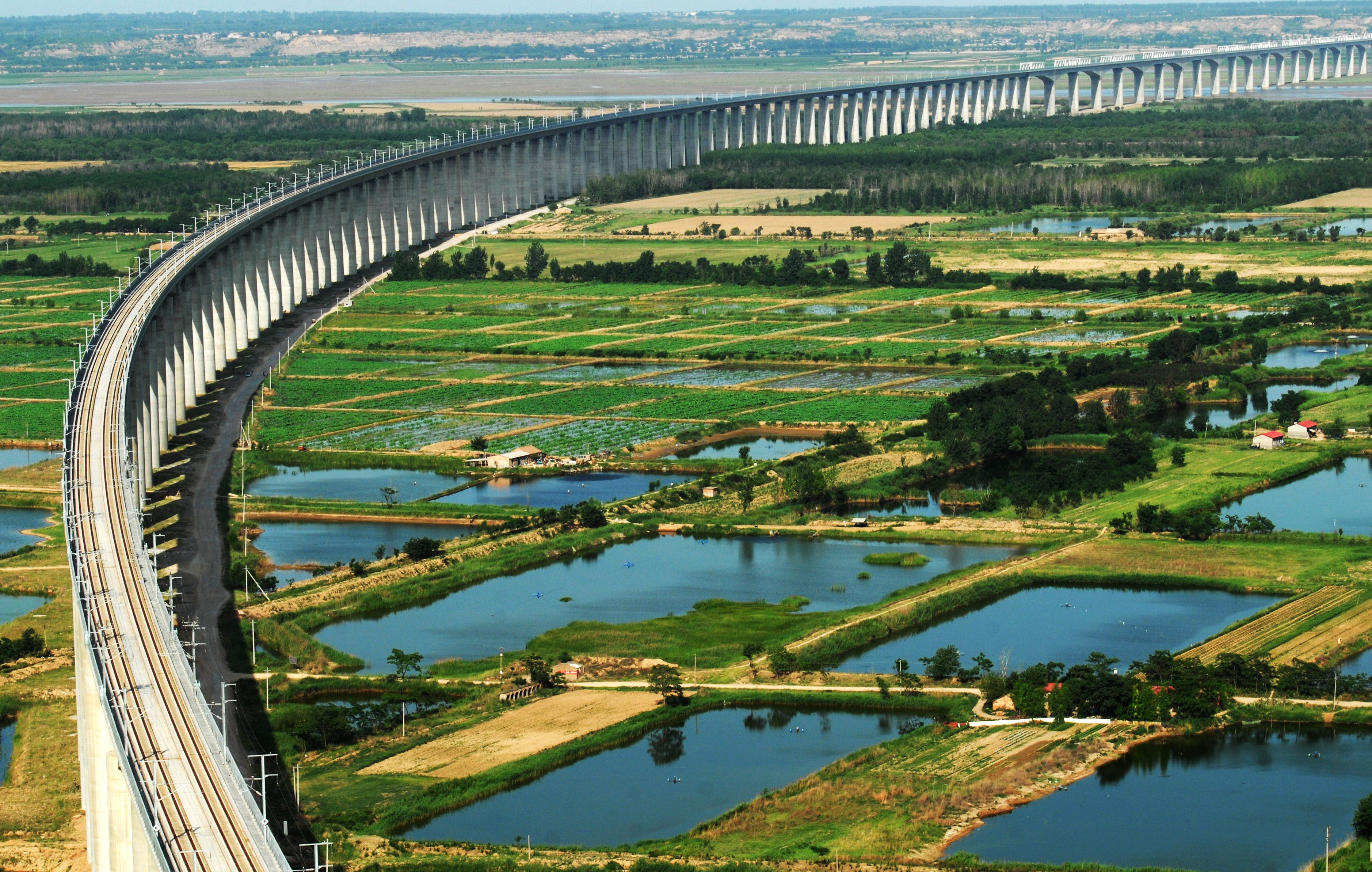 此外,晋陕黄河特大桥的连续梁跨度为108米,有效减少了桥墩的数量,全力