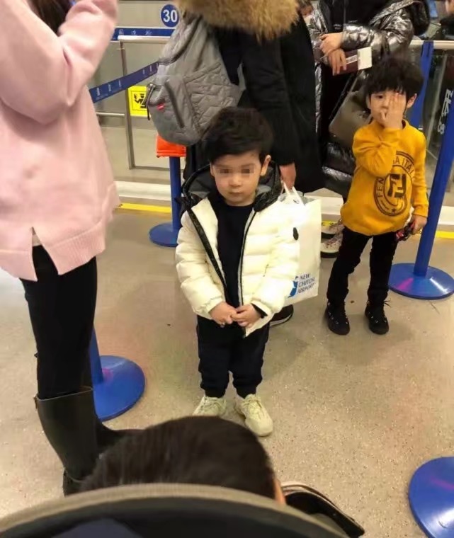 黄晓明baby因小海绵生日合体?首次公开英文名,正面照像黄晓明!