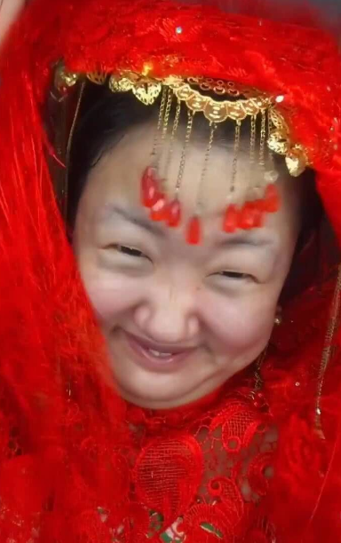 漂亮新娘子卸妆之后,变成胖妹子,网友:新郎太可怜了