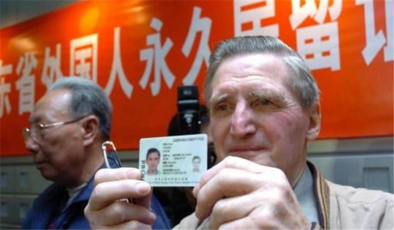外国人加入中国国籍,身份证为啥不是汉族?答案有些意外