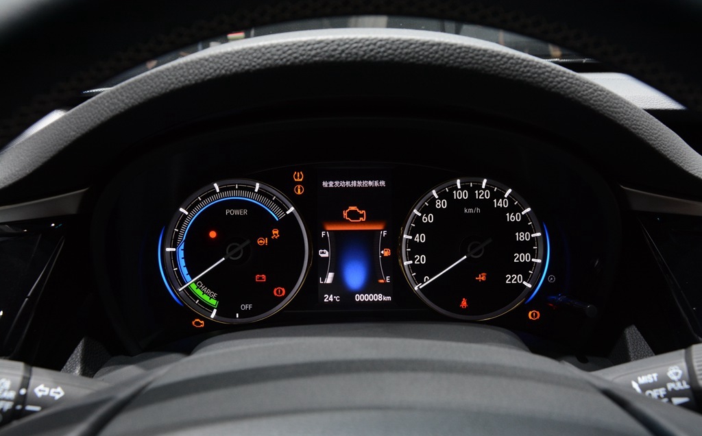 图中该车传统的机械指针式仪表盘显示效果清晰易读.