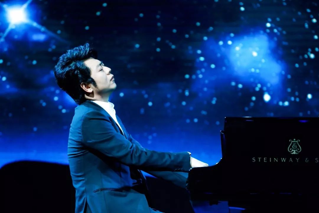 郎朗现场弹奏肖邦《夜曲》