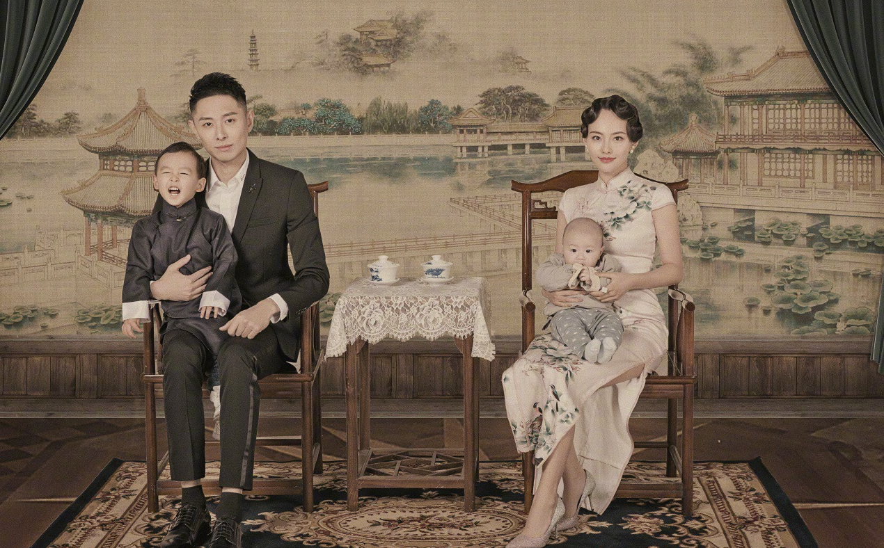 张嘉倪微博晒一家四口合照,她帅气老公的背景你知道吗?