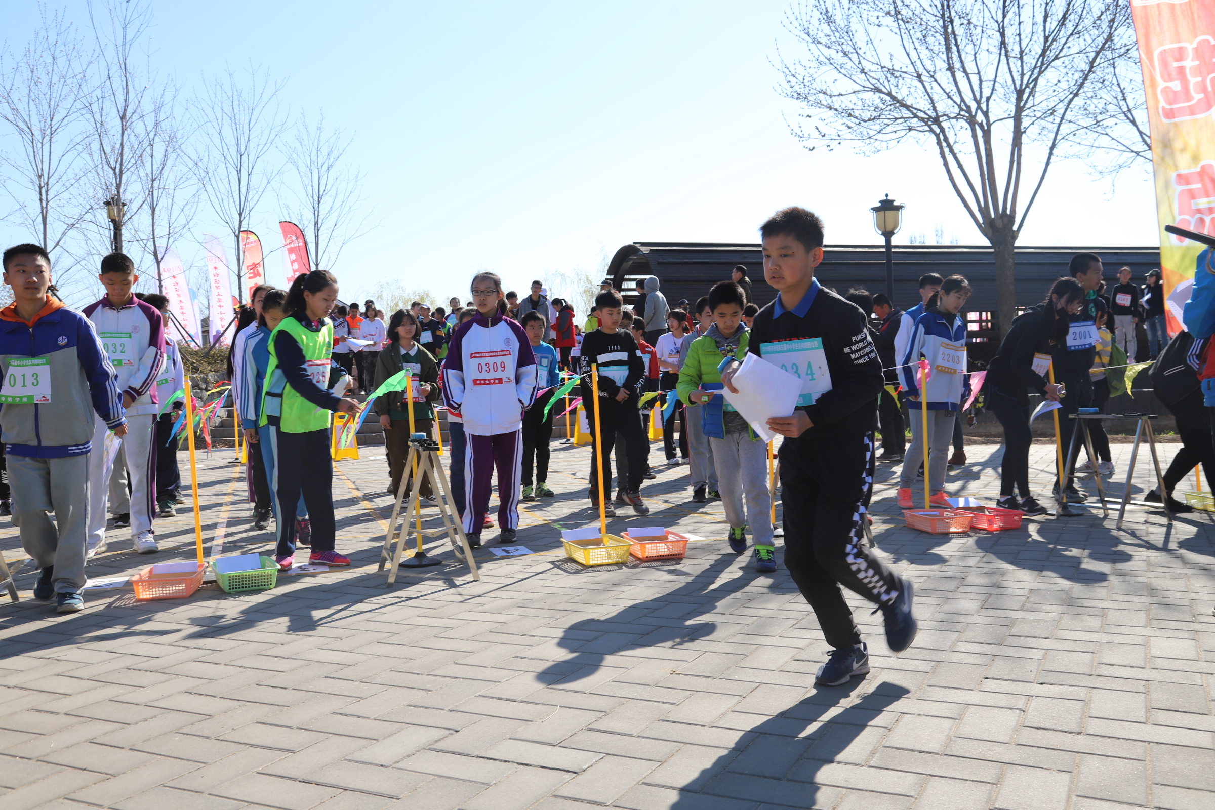 奔跑吧少年!五百名学生角逐丰台区第五届中小学生定向越野比赛