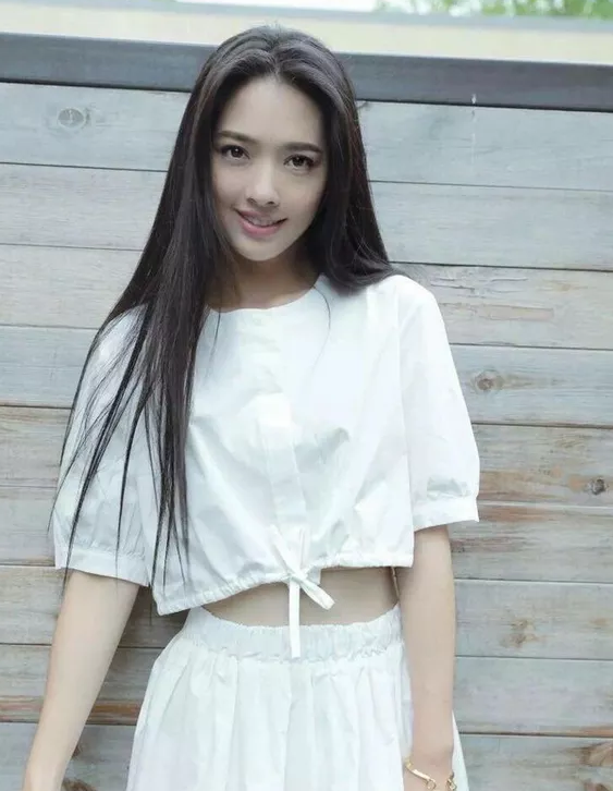郭碧婷一直是长发造型,看完她的短发,网友:这是撞脸鲁豫吗?
