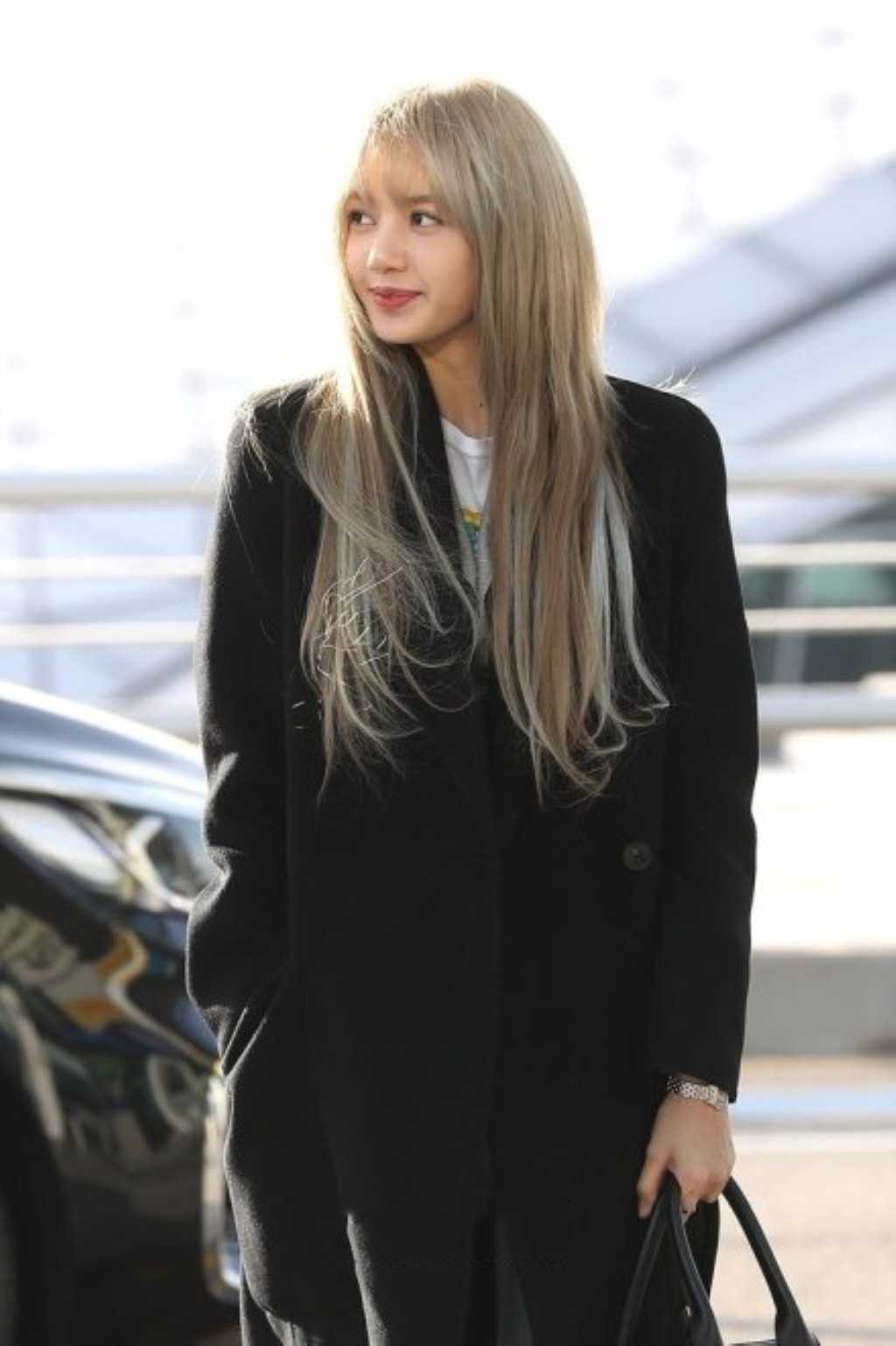 韩国女团成员lisa走机场,大衣内搭格纹西装,新发色却更好看!