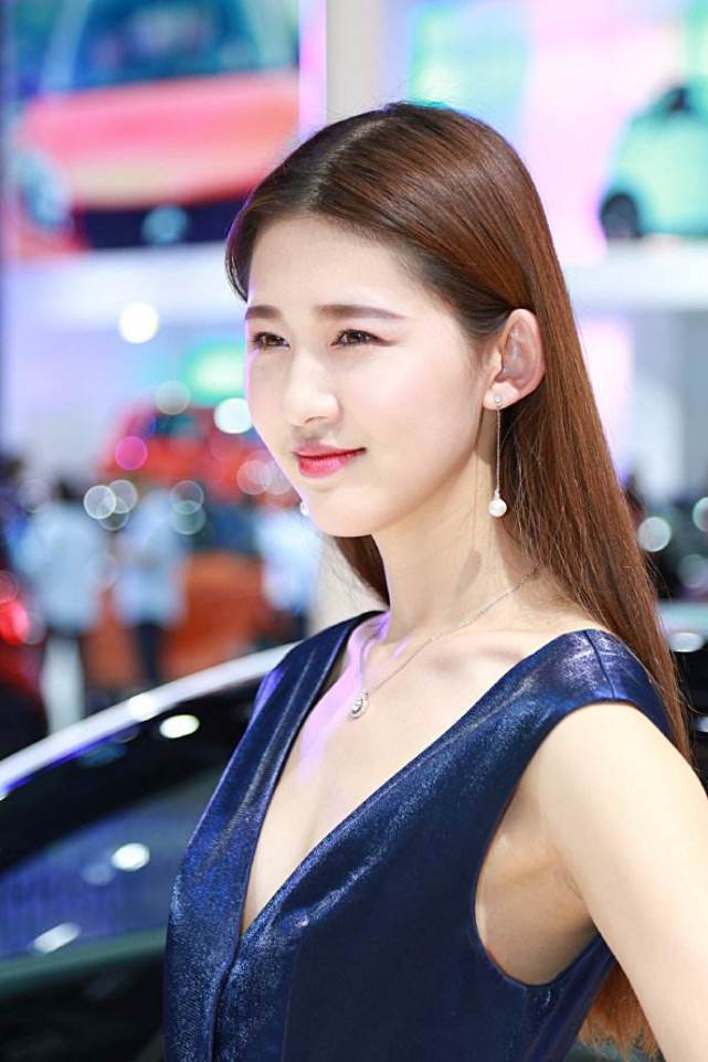 混血车模助阵牧马人,典型的美女与野兽,普拉多学着点