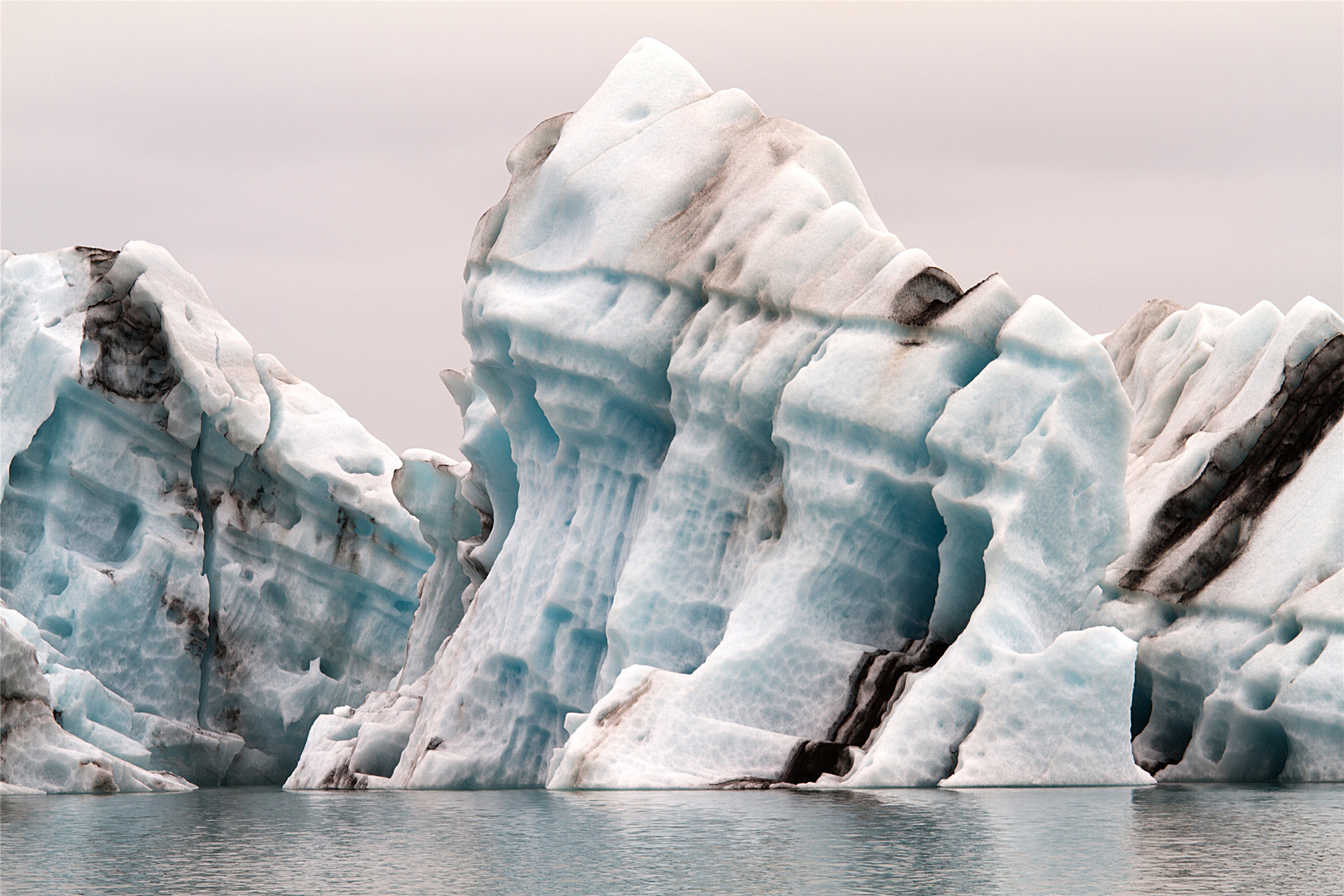 海水侵蚀下的冰川,黑白相间,像是在雕刻什么一样