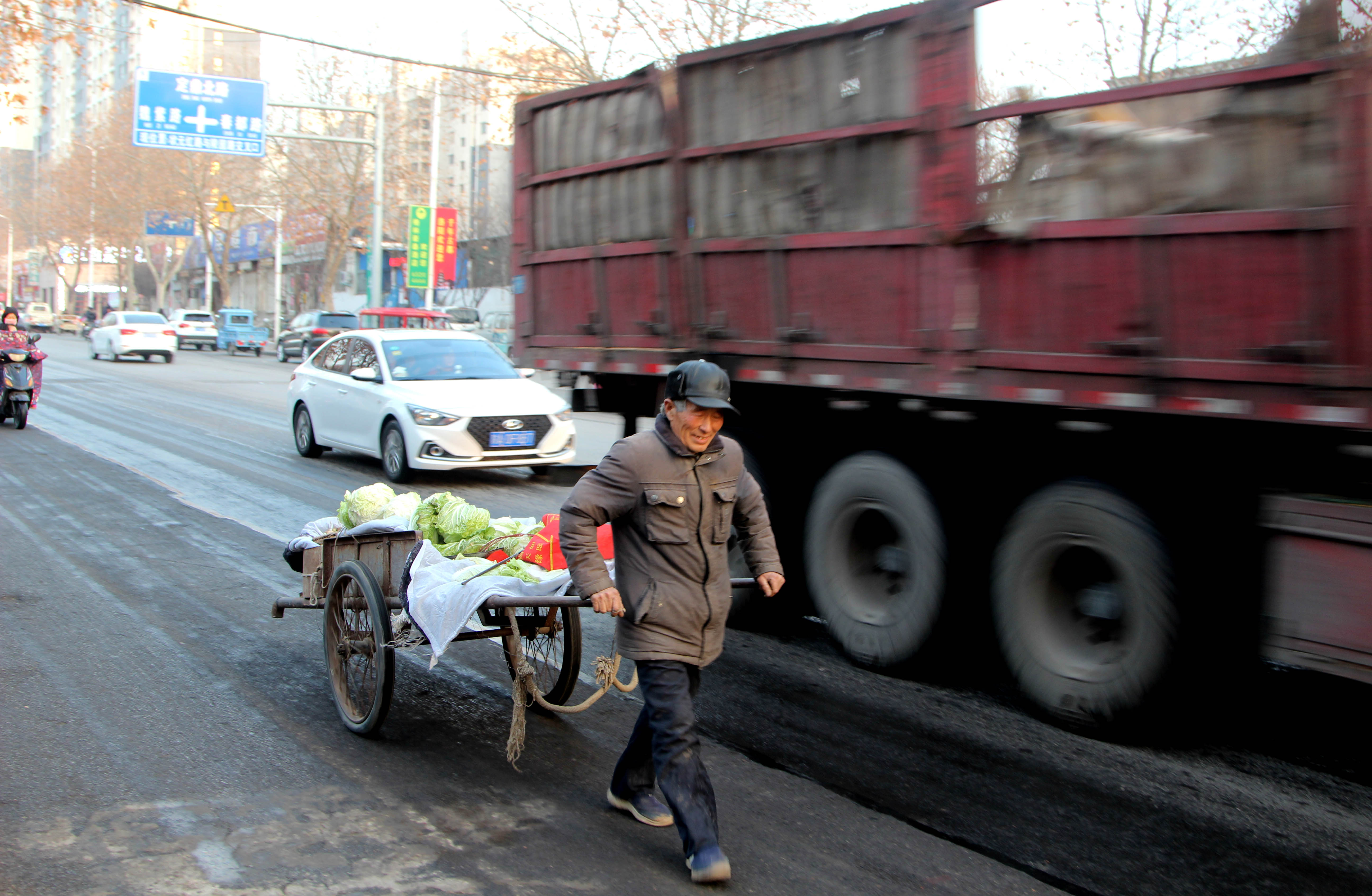 老汉拉架子车走10里进城卖菜:锻炼身体