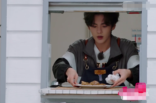 《奇妙的食光》毕雯珺厨艺首秀可乐鸡翅,这是要替代三杯鸡的节奏