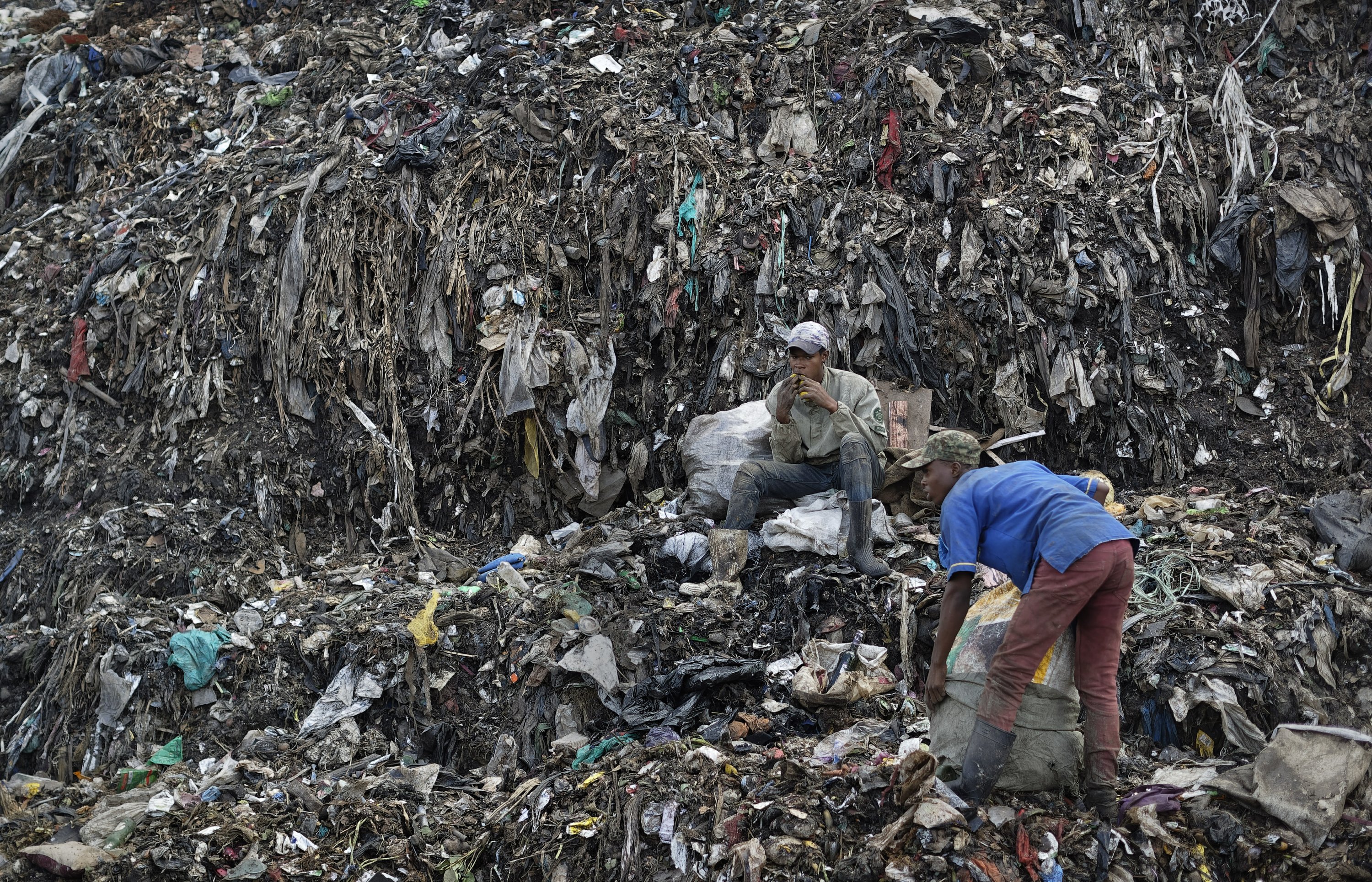 实拍在非洲垃圾填埋场拾荒的贫民 身处环境令人触目惊心
