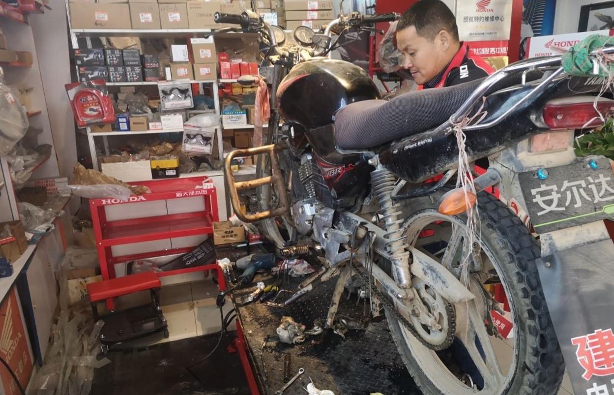 雅马哈摩托车曲轴箱异响,检查发现是这儿损坏,保养不当的后果!