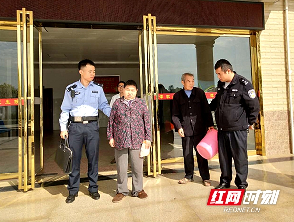 「公安英模」肖明:徒手接坠楼女的青年民警