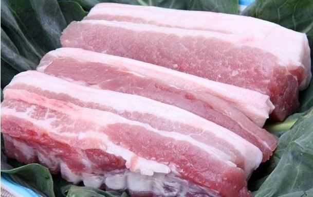 猪肉降价了!现在一斤多少钱?肉摊老板:这个价格你吃得起吗?