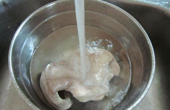 洗猪肚,不用盐也不用碱,用它来洗,简单快捷,猪肚干净无腥臭味