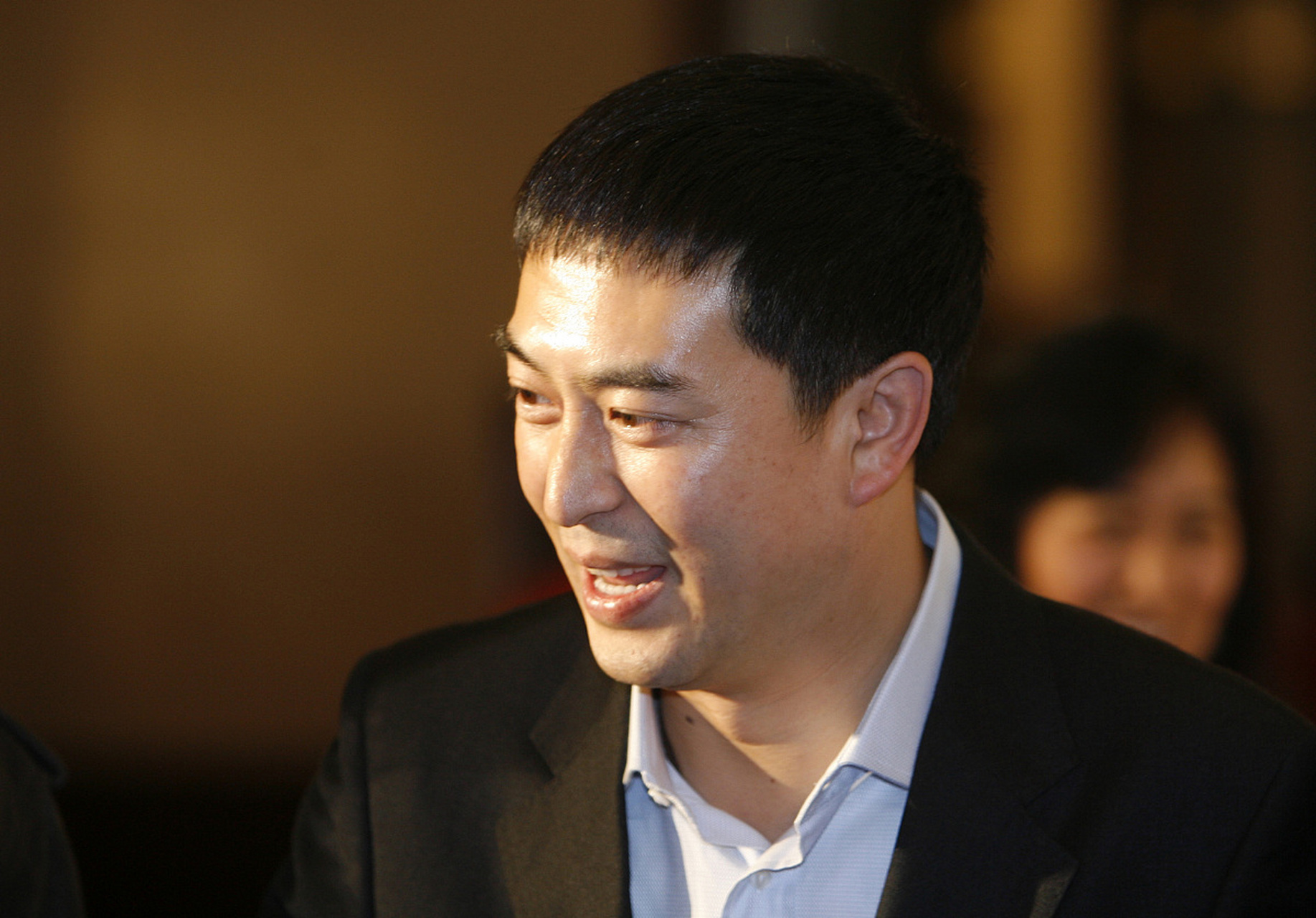 张嘉译年轻时曾经经历过多次失败和低谷,也遭受过师长和同学的白眼