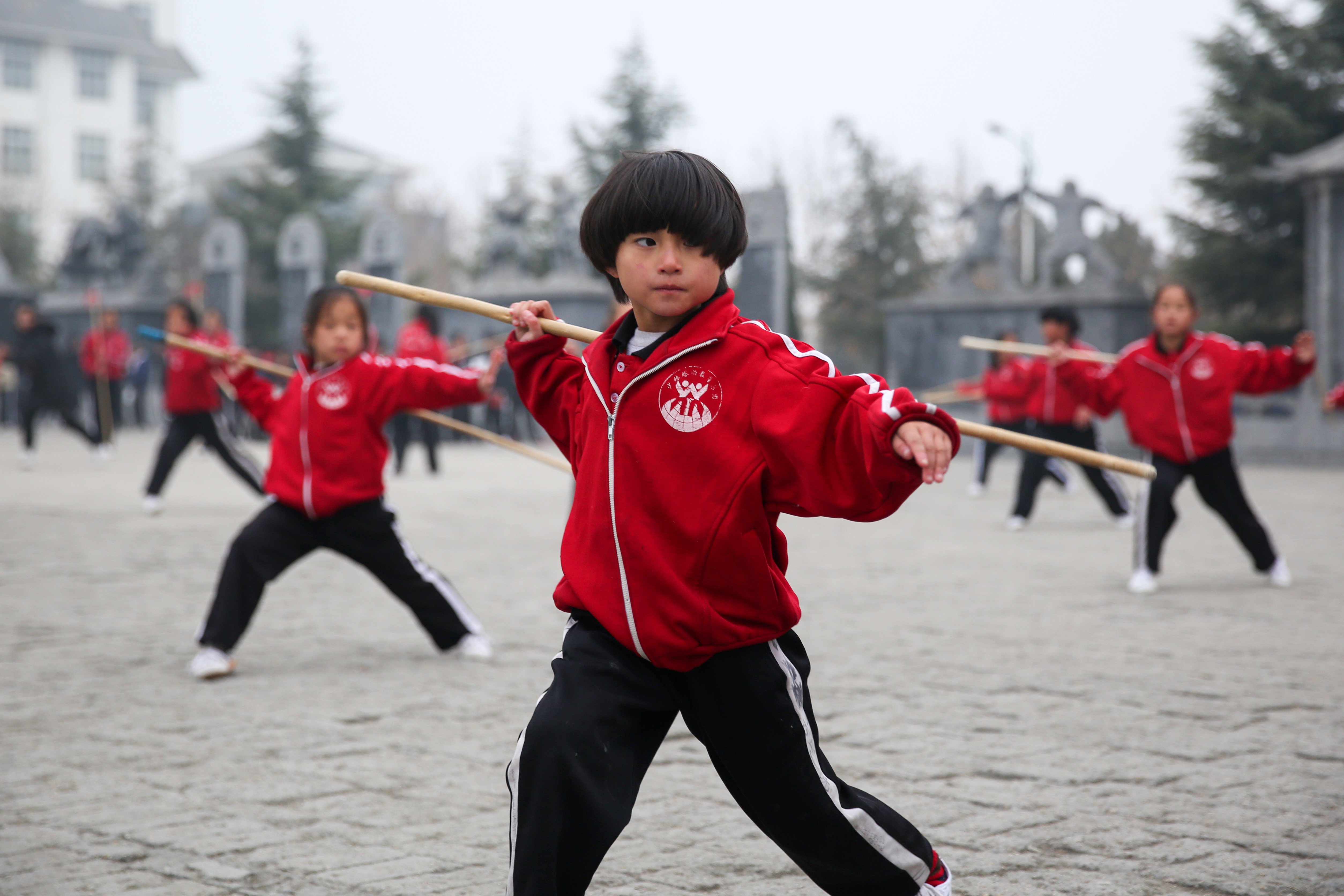 练习武术贵在坚持,向认真训练的功夫少年们学习!