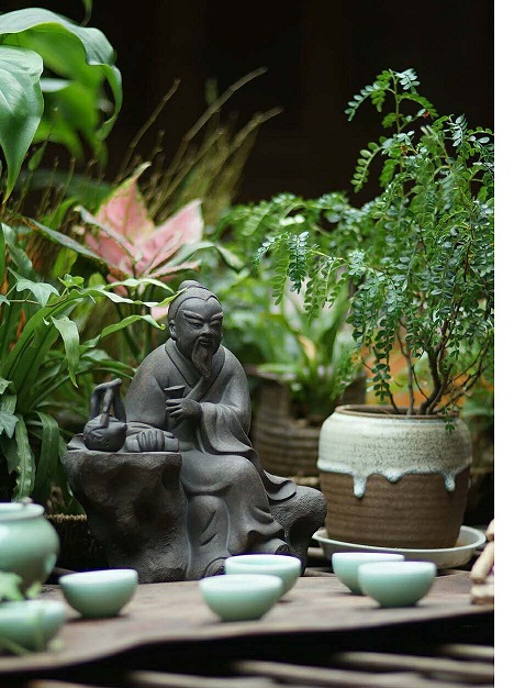 红袍绝壁生,香肌玉骨总多情